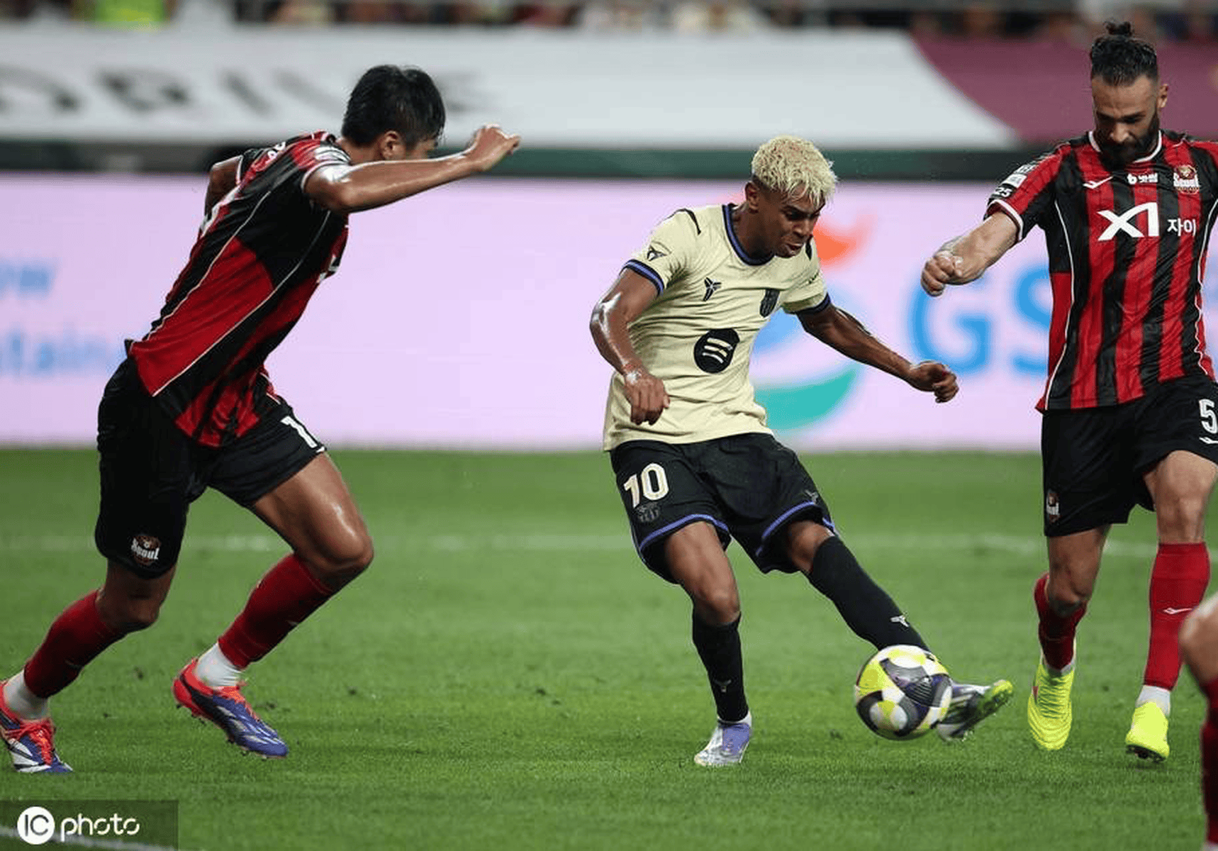 首尔FC在亚冠比赛中险胜对手