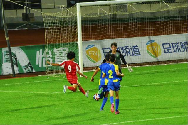 米兰体育官网-足球巅峰对决战火再燃,球队备战迎接挑战