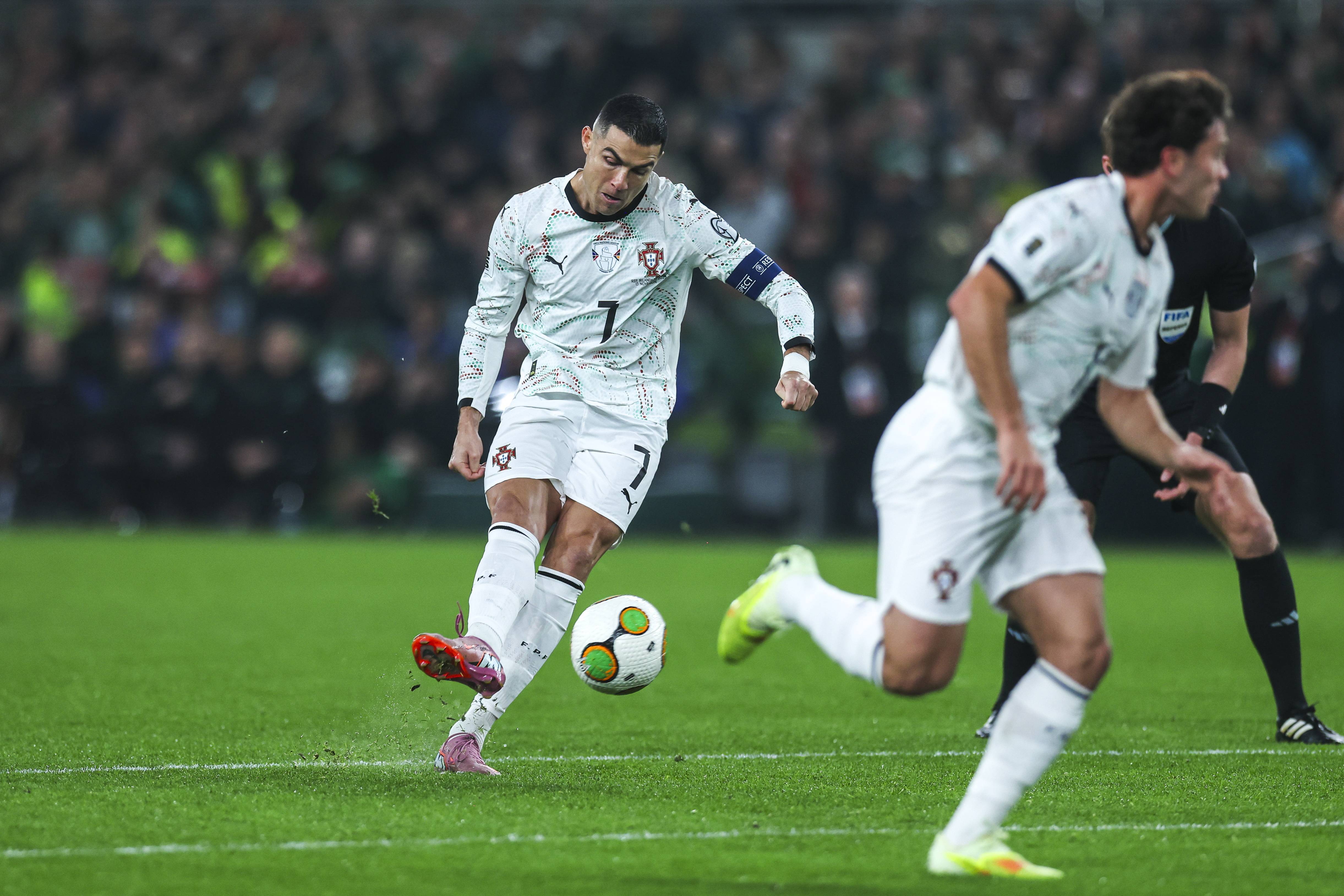 国际足球比赛精彩转播，球员表现出色的简单介绍