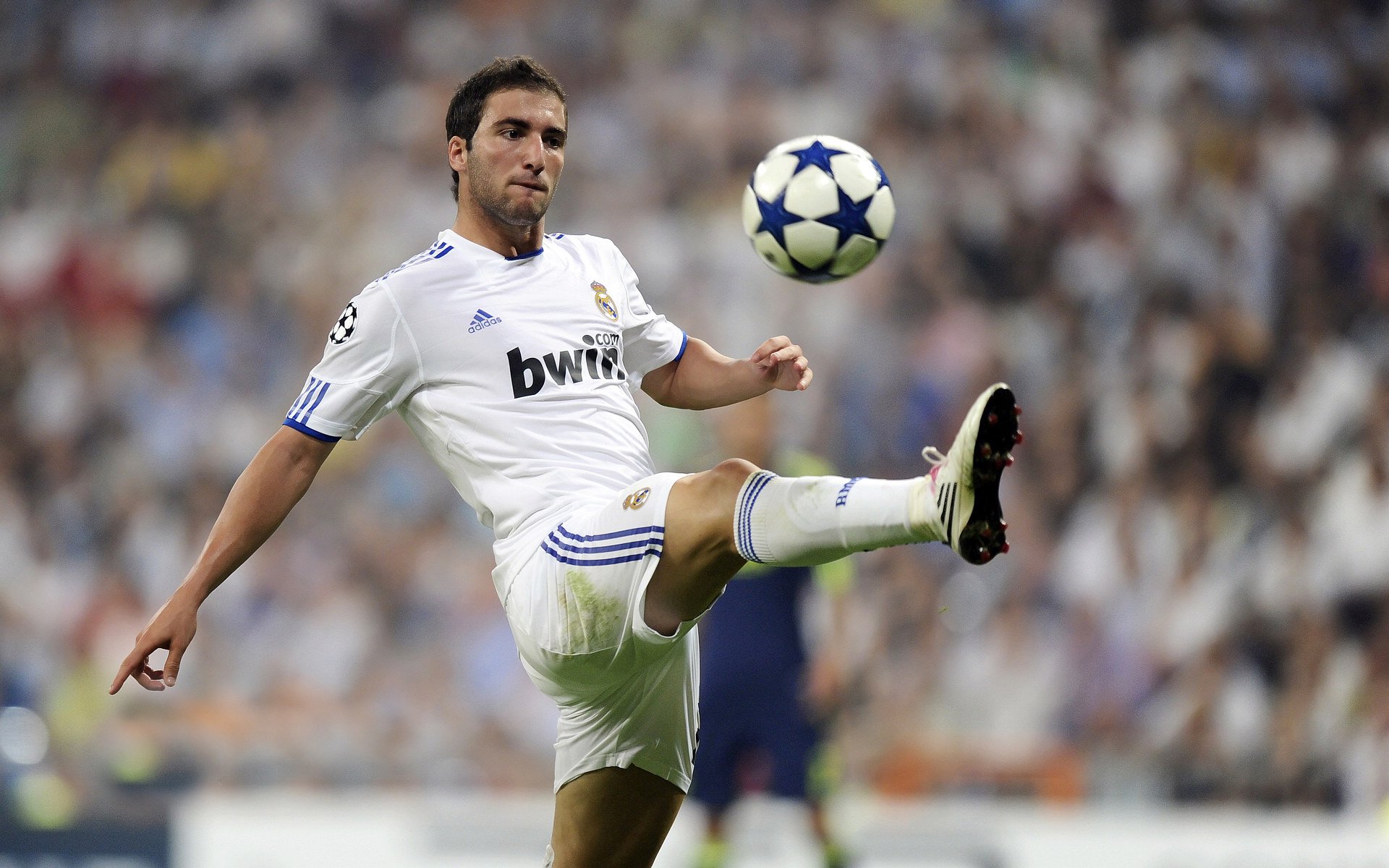 米兰体育-布伦森之夜，F1街道赛的聚光灯下，一位车手的极限独舞