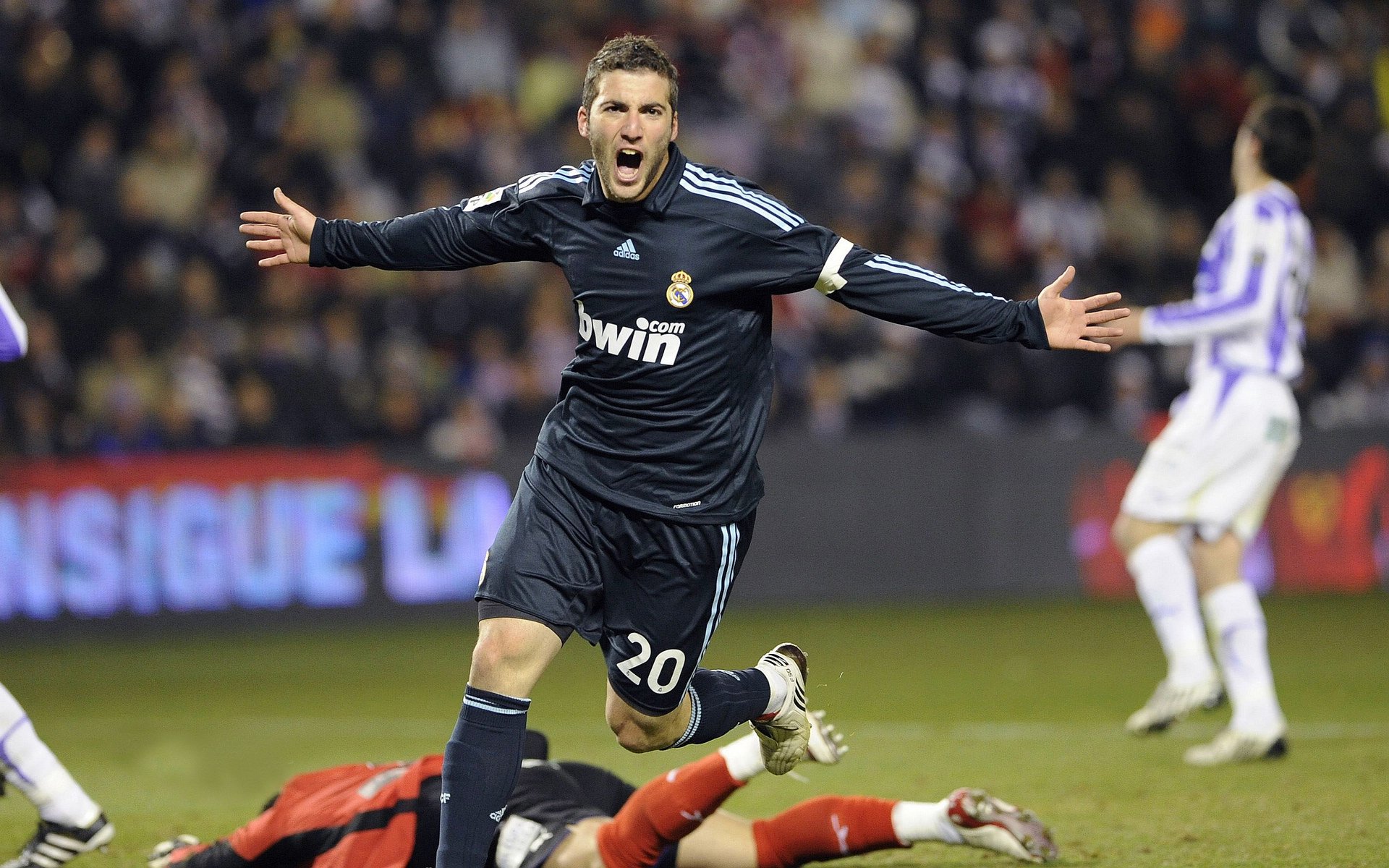 格纳布里单骑定乾坤，里昂险胜阿森纳背后的战术博弈